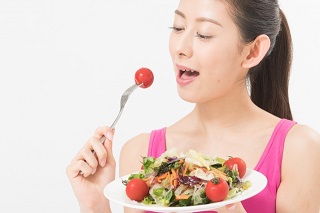 野菜を食べる女性