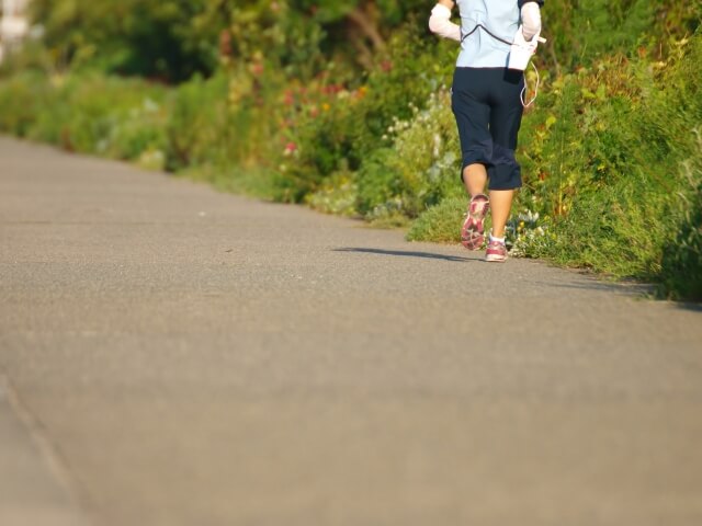 走る女性